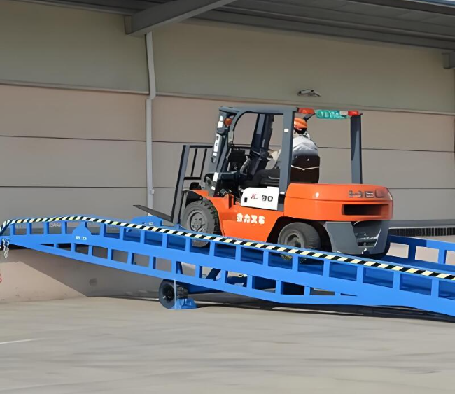 穆棱移动式卸货平台（叉车用）